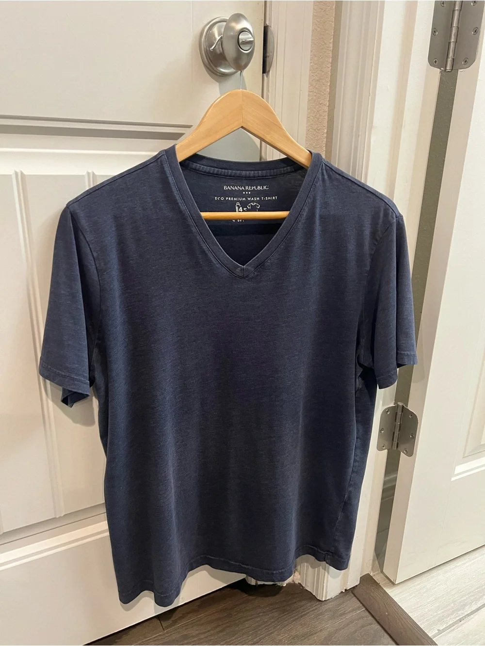 Banana Republic Eco Premium Wash V-Neck Tee Navy Blue Medium